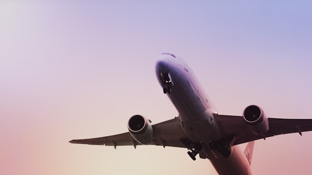 ③ まとめ：出国税は日本人も対象で、航空券に含まれる。今後の引き上げに要注意