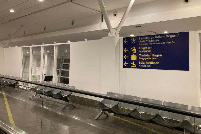 順路① ： 飛行機を降りたら、Domestic Transfer の案内にしたがって歩く-1