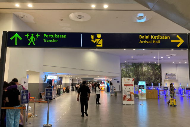 順路② ： 「Transfer Arrival Hall」の分岐で、Transfer の方へ向かう