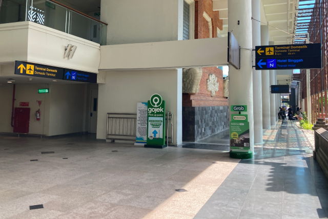 国内線ターミナル（Domestic Terminal）の案内表示
