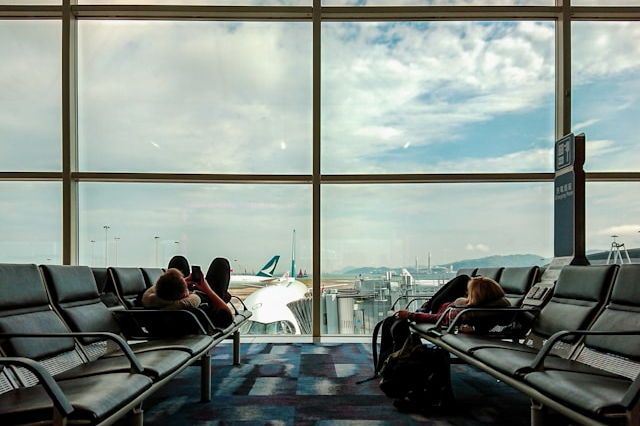 ② 機内のモバイルバッテリー使用禁止、持ち込み個数制限へ【2026年4月中旬】